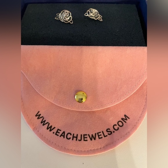 Sterling Silver Floral Earrings with Intricate Design NIB - Picture 8 of 9